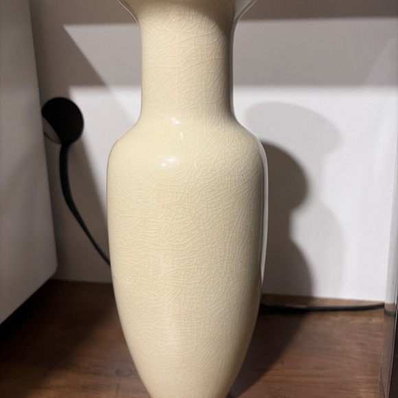 Vintage Yamato Handcrafted Porcelain Vase with Floral Design - Picture 4 of 6